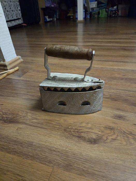 Fier de călcat vechi cu carbuni