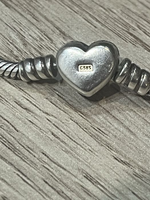 оригинална Pandora Moments гривна със златно сърце (модел 599380C00).