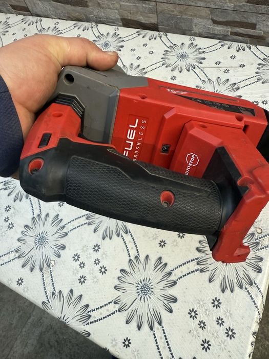Акумулаторен безчетков перфоратор Milwaukee M18