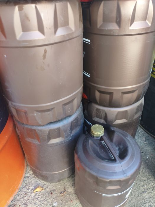 Канистры пластиковые 20л. 10л.