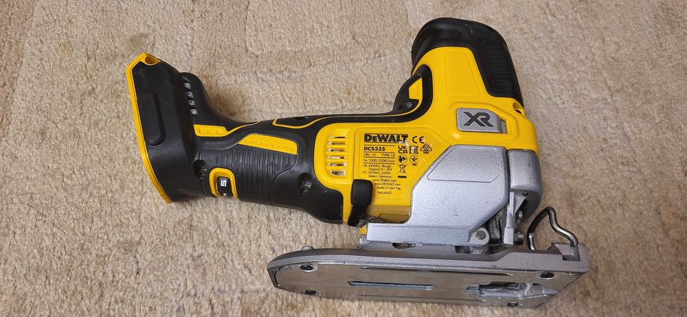 DeWalt DCS335 Ferăstrău pendular cu prindere de corp și motor fără perii XR de 18 V