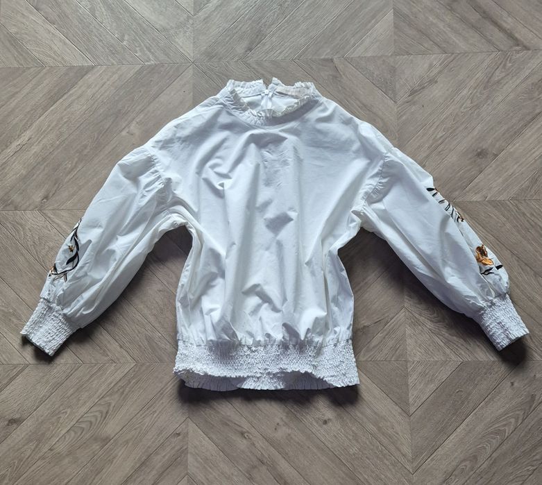 Bluză albă cu broderie pe mâneci