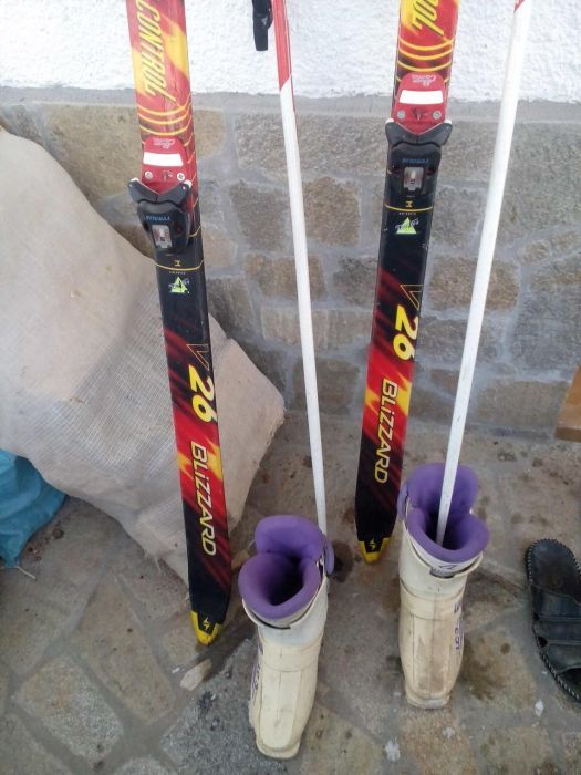 Ски комплект ски с автомати, ски обувки и щеки