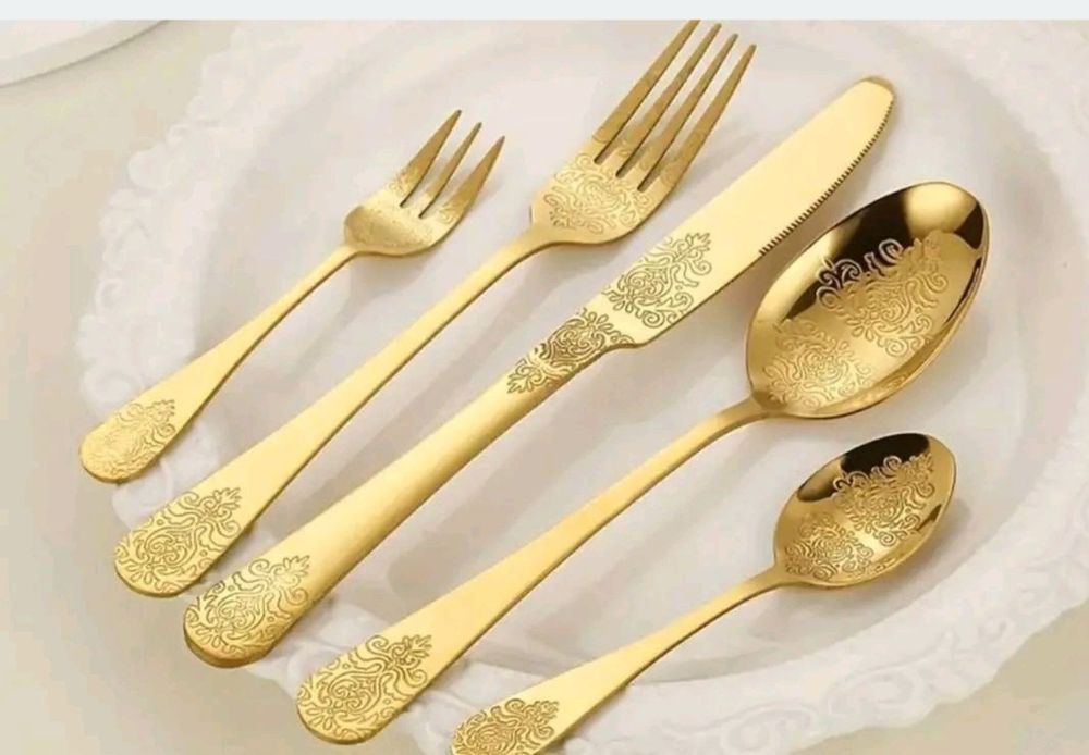 Луксозен Комплект Златни Прибори с Барокови Гравировки
​Превърнете вс