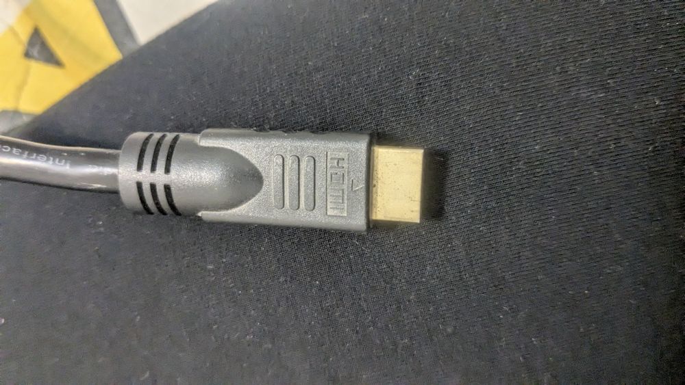 Провод HDMI в хорошем состоянии