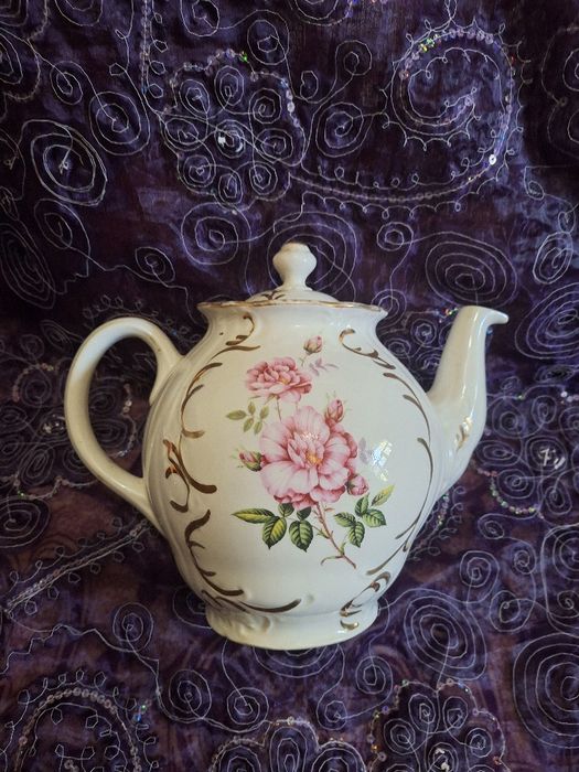 Чайник большой фарфоровый