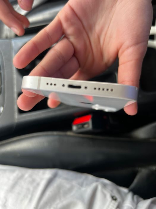 Vând iPhone 13, culoare alb, 128GB, folosit personal.