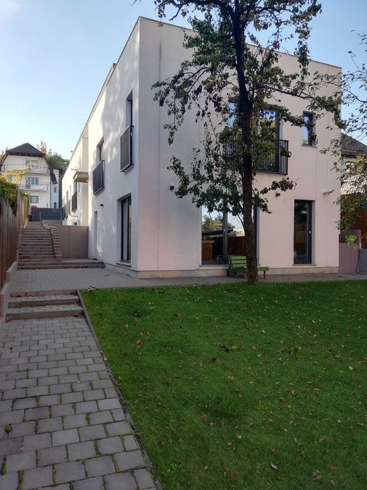 Dau in chirie cladire de 500 mp superfinisat, compus din 4 apartamente, momentan amenajat birouri, teren 600 mp, imrejmuit, str Meteor si Observator