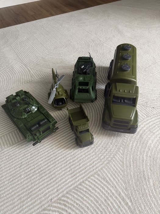 Продам военные машинки