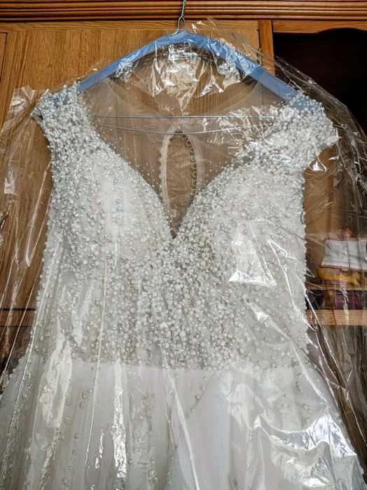 Rochie de mireasă mărimea S, cu voal lung și crinolină