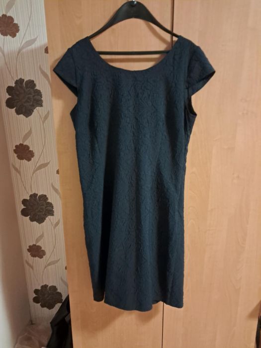 Тъмно синя рокля с брошка