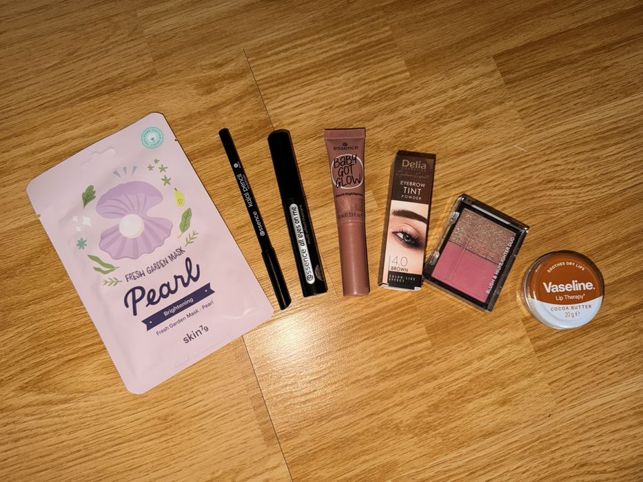 Portfard cadou cu 7 produse cosmetice