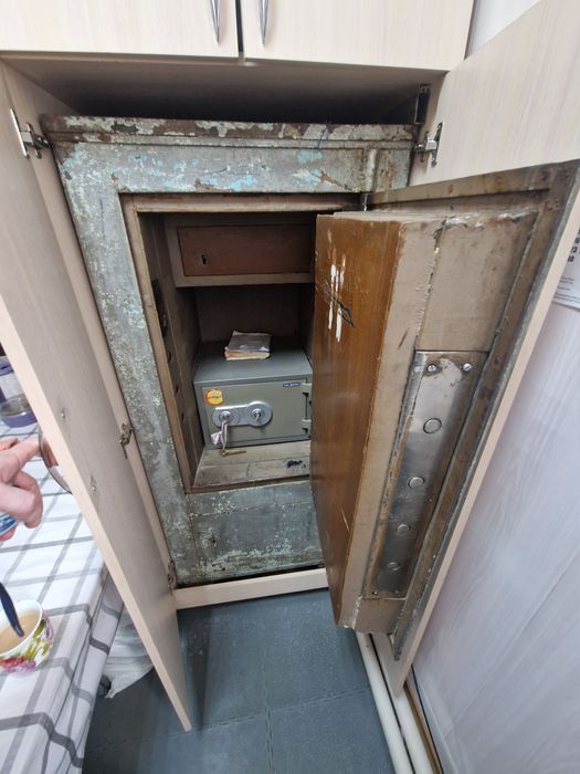 Продам сейф металлический