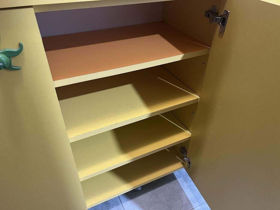 Голям шкаф за обувки