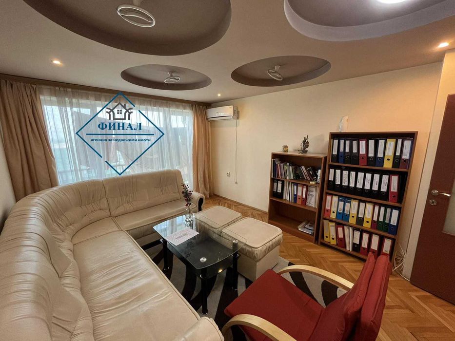 Продава се тристаен апартамент в кв. Тракия