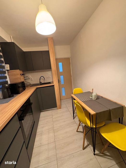 Apartament modern cu doua camere decomandat si loc de parcare, piata P