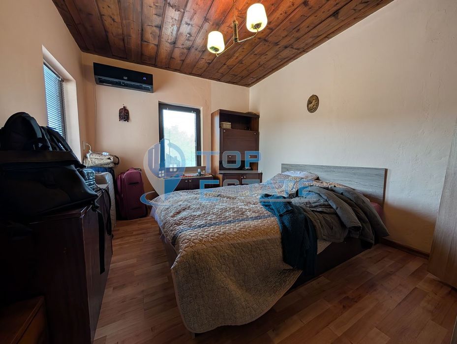 Едноетажна реновирана къща с голям двор в село Сливовица