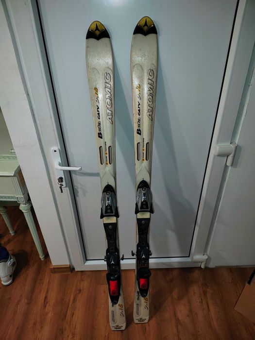 Vând schiuri Atomic