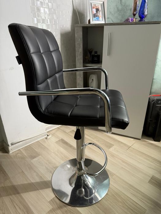 Vand 2 scaune, de frizerie si make up