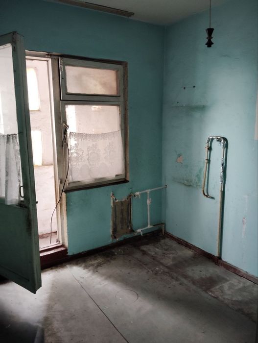 БАБУРА улица. 2 х комнатную квартиру. 9/9. Без ремонта. 58 м2 . Торец