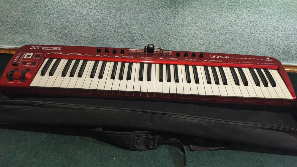 Миди Behringer UMX610 + чехол