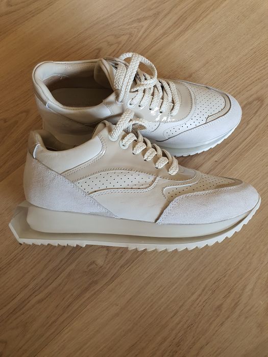 Женские кроссовки