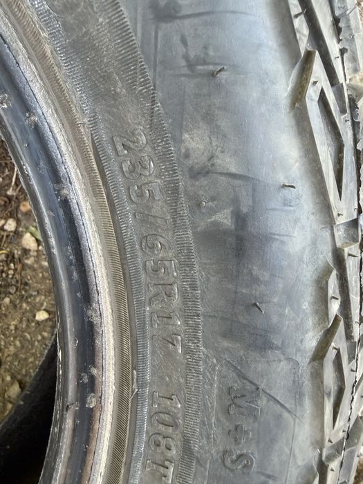 Гуми Roadcruza 235/65/17 нови на един месец