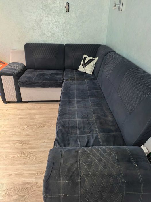 Продам диван в среднем  состоянии