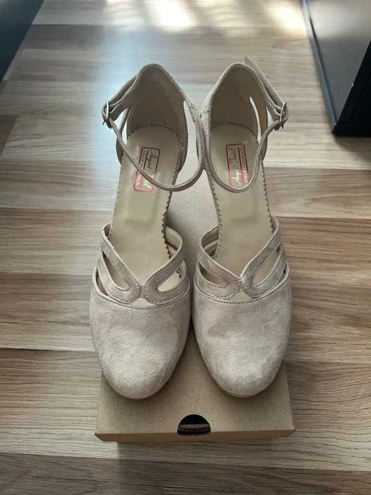 Pantofi bej din piele intoarsa