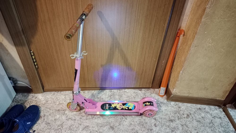 Самокат детский для девочек, девчачий самокат  срочно недорого