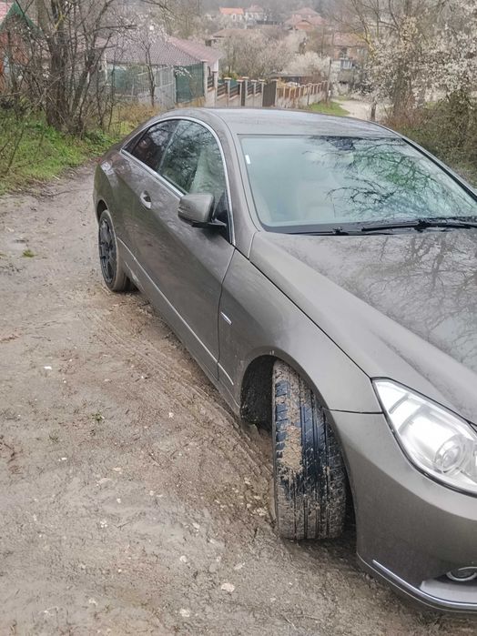 Продавам Мерцедес Е 220