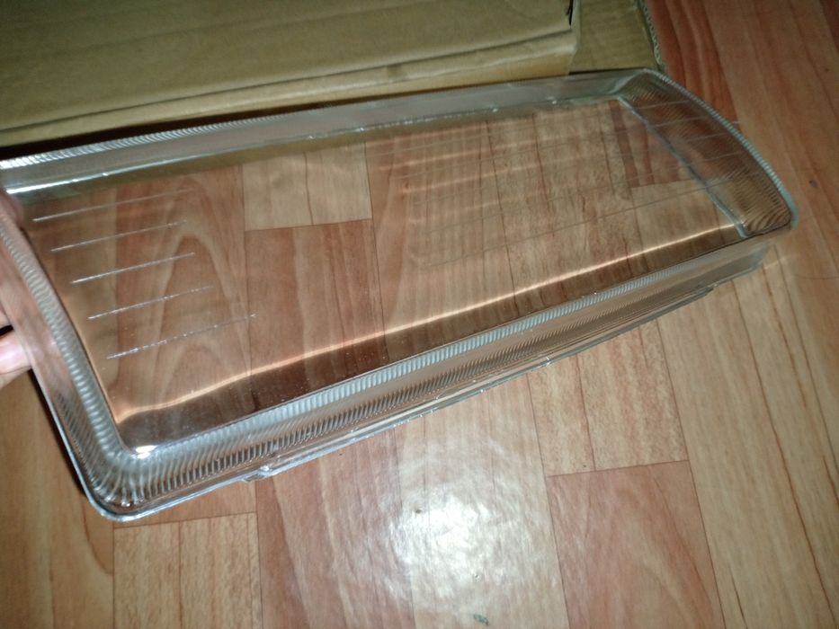 Стекло фара правое BMW E36.