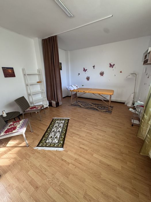 Spatii comerciale pretabile pentru salon infrumusetare sau alta destinatie conexa acestui domeniu sau birou, complet utilate. Suprafata  20 si 25 mp