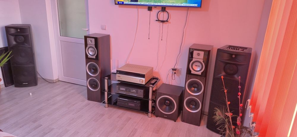 Vand 2 boxe Akai + un subwoofer akai+ amplificator akai cu telecomanda