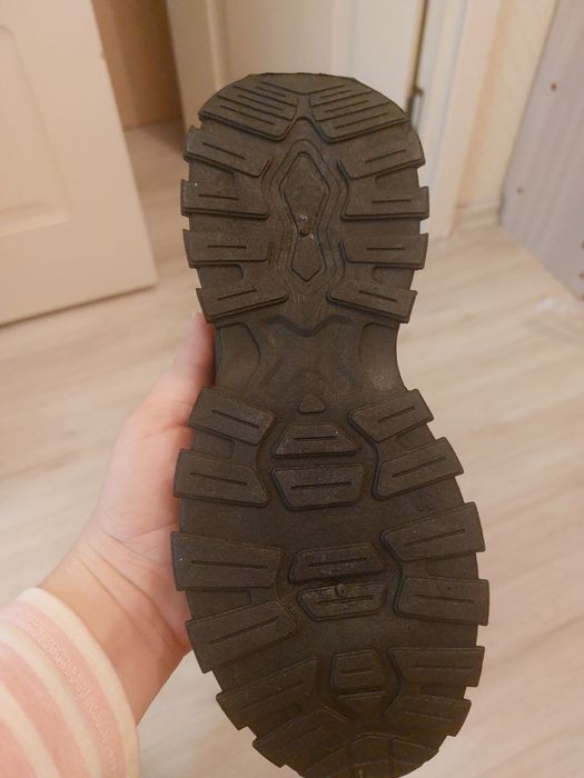 Продам зимние ботинки с мехом