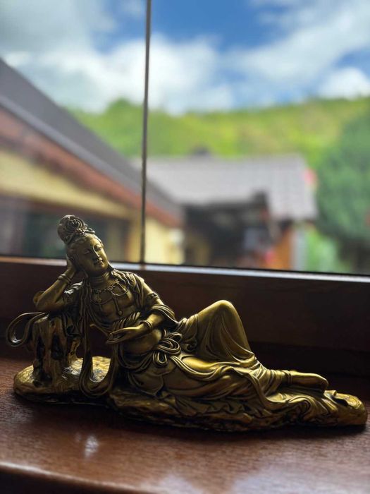 Statuetă Guanyin/Buddha feminin/rășină aurie/17cm×30,5cm.