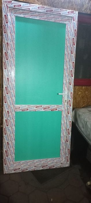 Продам пластиковую дверь
