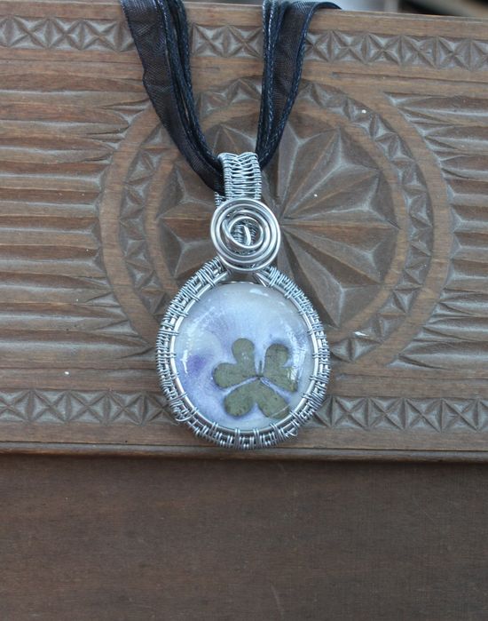 Колие от смола, тел, естествени материали