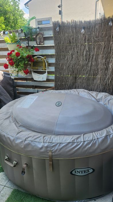 Jacuzzi gonflabil Intex cu bule