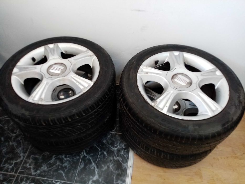 Set 4 Genți de aluminiu cu anvelope de vară 195/50/15 Preț 155 Ron buc