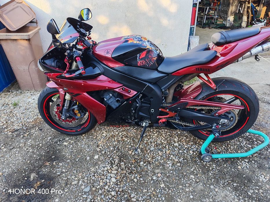 Yamaha YZF 1000 R1 Moto întreținut cu multiple acesorii.