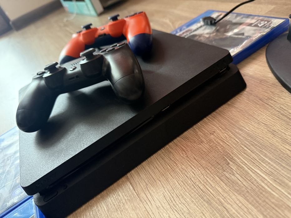 PS4 slim  1TB + 2 джойстика и игри