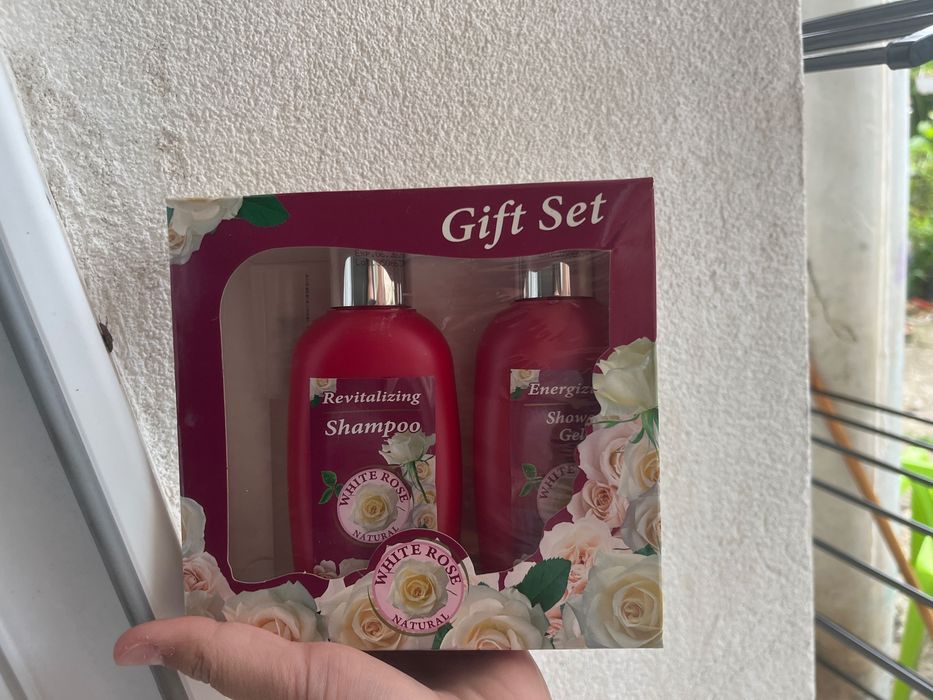Set шампоан, малко парфюмче   и душ гел с натурална бяла роза