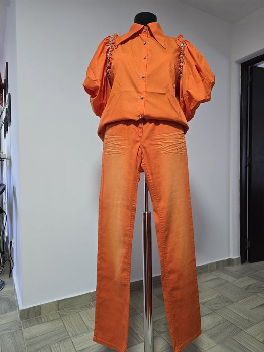 Blugi orange, model cu strasuri aplicate, model lejer, confortabil