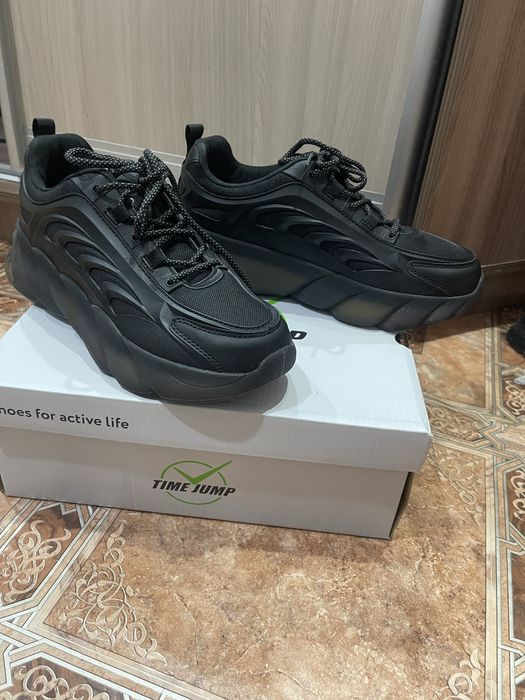 Кроссовки  новые 40 размер