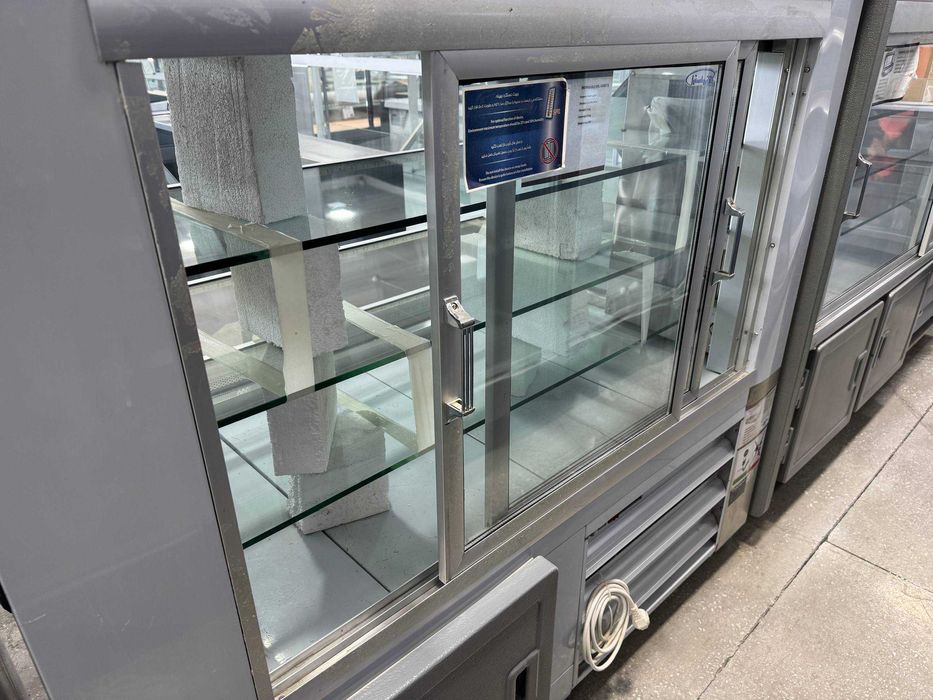 Holodilnik vitrina. Haladelnik. Xaladelnik tort va pichoni uchun