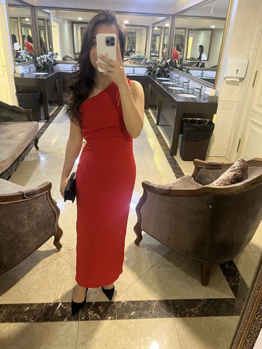 Красное платье Mango.