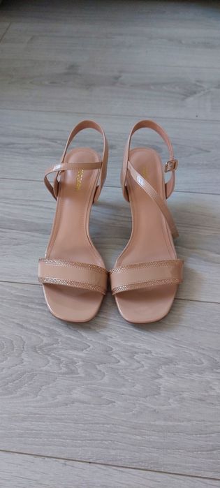 Продам босоножки