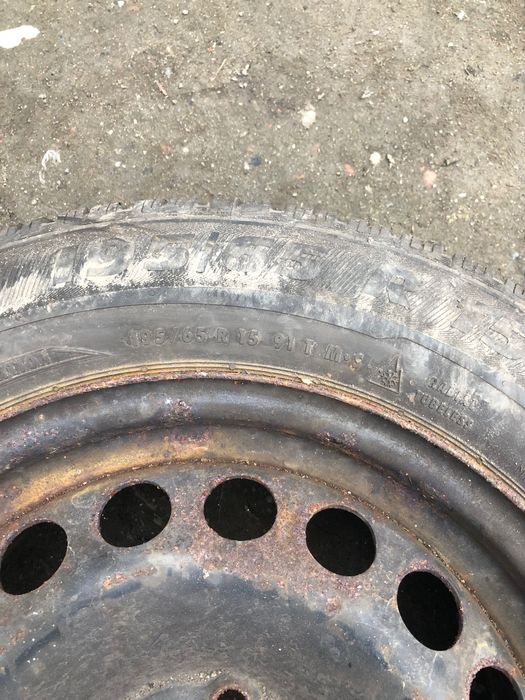 De Vanzare 2 seturi  de cauciucuri  1set este cu Jante