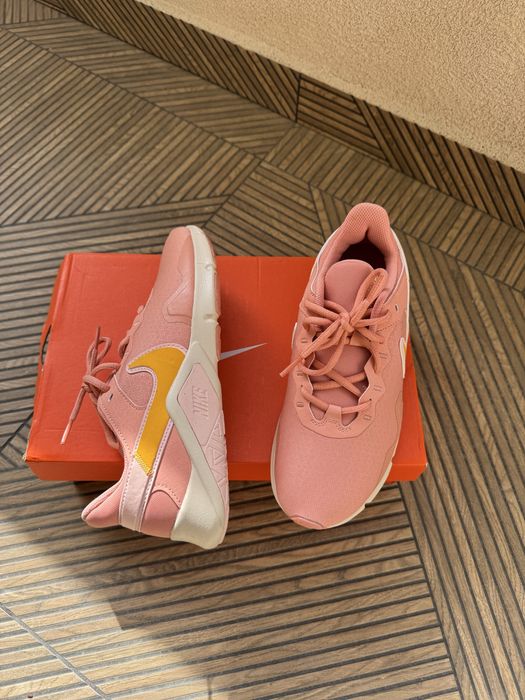 Дамски маратонки Nike Legend Essent 2